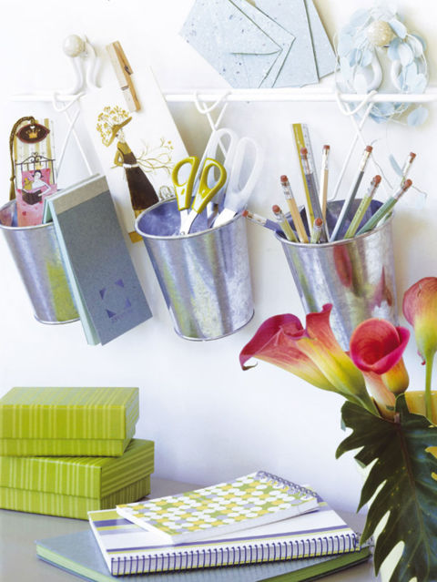 Si tienes una encimera estrecha, apuesta por colgar todo el material de escritorio, como tijeras, lápices, bolígrafos... en unos cubiletes colgados de la pared. Así no te robarán espacio mientras trabajas y tendrás todo siempre a mano.
Artículo original de Casa Diez.
