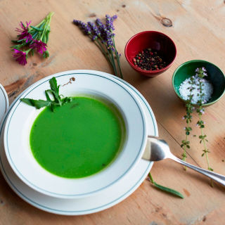 Conviene cenar pronto o hacer una merienda cena en la que entren alimentos que te inciten al sueño.