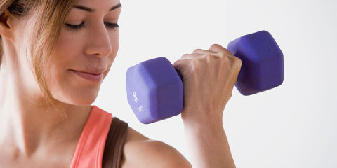 mujer pesa ejercicio