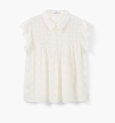 Blusa blanca de Mango, 29,90 €. El blanco es el color eterno para el verano. Pasan los años y siempre está presente. Esta temporada es el estilo más libre. mango.com