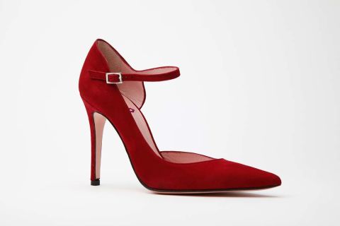 Un zapato clásico que no puede faltar en ningún armario. Estos stilettos rojos de ante son ideales para cualquier ocasión especial. Son de Brite Shoes y su precio es de 225 €.
