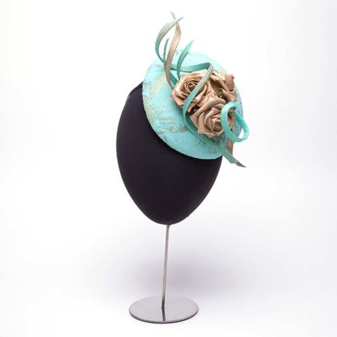 Este tipo de adornos no es fácil de llevar, pero cuando la ocasión lo requiere, lo mejor es elegir un tocado bonito a juego con tu look. Este es de Los Tocados de Marieta y cuesta 150 €.
