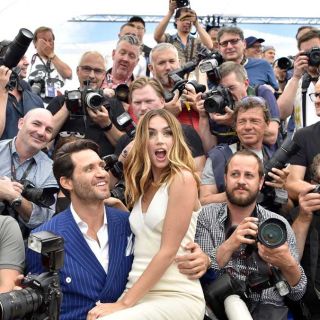 Por su simpatía o por sus deportivas... todo vale para llamar la atención en la alfombra roja del Festival de Cine.