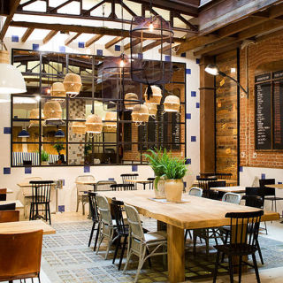 Un experto en pulpo en vivo y en directo, mejillones en todas sus versiones, carnes a la brasa o una barra de ostras son algunas de nuestras propuestas. ¿Te animas a conocerlas?