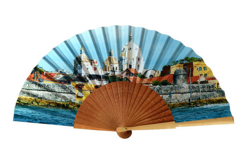 Para pasar los meses de calor, lo más importante es tener un abanico a mano. ¿Por qué no darse un capricho y tener el complemento más bonito en tu poder? Este abanico tiene estampada una imagen de Cartagena de Indias, Colombia, un rincón del país natal de su diseñadora, Silvia Tcherassi. Está fabricado por artesanos españoles con materiales como la madera y el algodón. Su precio es de 90€ y lo puedes comprar en su boutique situada en la calle Lagasca, 88 en Madrid.

