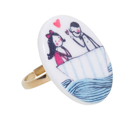 Este anillo de bisutería de cerámica fría es uno de los regalos más tiernos que te puedes hacer. El diseño es impecable y totalmente artesanal, y el aro es ajustable para que entre en todos los dedos de la mano. Es de Manitas de Plata y lo puedes comprar en su web por 33 € más gastos de envío.
