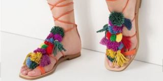 Todas las 'it girl' ya las han lucido en sus looks más veraniegos. Y te avisamos: tú también vas a enamorarte de las sandalias con pompones.