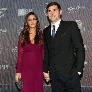 Shakira, Pilar Rubio, Sara Carbonero o Edurne se cambian de equipo por unos días, ahora van con la Selección Española.