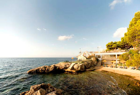 Si puedes permitirte un capricho, disfruta de un picnic en una cala privada con la propuesta de Barceló Illetas Albatros, donde podrás disfrutar cócteles y platos mientras contemplas la Bahía de Palma. El plan se completa con la posibilidad de contemplar una puesta de sol idílica y demostrar tus habilidades como DJ con una másterclass en el establecimiento.
