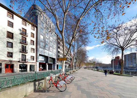 Disfrutar de una comida al aire libre es el plan ideal para el Día Internacional del Picnic, que se celebra el 18 de junio.
Una vista al Guggenheim, pasear en bici junto a la ría Nervión o disfrutar de la tranquilidad del parque de Doña Carlota son opciones que ofrece esta ciudad. Además, para los city breakers el Hotel Barceló Bilbao Nervión propone una ruta en bici por los rincones más emblemáticos de Bilbao acompañado de una cesta de picnic con productos de la gastronomía local: pintxos fríos, huevos fritos con patatas y chistorra, paleta ibérica...
