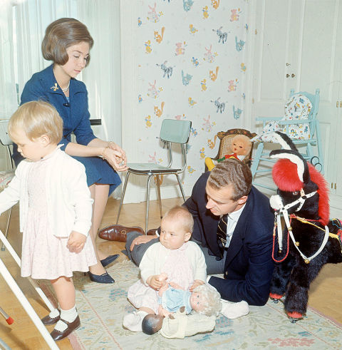 Cristina era un auténtico diablillo que conquistaba a todos con sus travesuras. Creció siendo revoltosa y feliz. De niña, traía de cabeza a las tatas y a los escoltas porque les hacía creer que se escapaba o se negaba a dormir hasta que sus padres regresaban de sus obligaciones.
