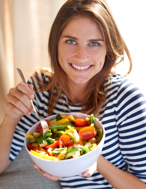 En ocasiones, las dietas hipocalóricas consiguen resultados a corto plazo pero con un gran handicap: hacen que nuestro metabolismo se ralentice, provocando el llamado "efecto rebote" cuando dicha dieta termina. Según estos expertos, "la mejor opción para adelgazar es adoptar hábitos que aceleren el metabolismo, como desayunar fuerte y cumplir con las cinco comidas diarias".
