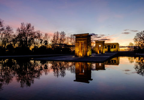Hora de la puesta de sol el 20 de junio: 21:47
El Templo de Debod, con más de 2200 años de antigüedad, está situado en pleno centro de la ciudad y, a pesar de ser tan longevo, lleva menos de cincuenta años en Madrid. Fue un regalo de Egipto a nuestro país y su traslado, piedra a piedra, llevó varios años. Muchos habitantes de la capital lo consideran el mejor sitio de la ciudad para ver la puesta de sol. Además, el templo tiene un pequeño museo en su interior, que se puede visitar gratis.
